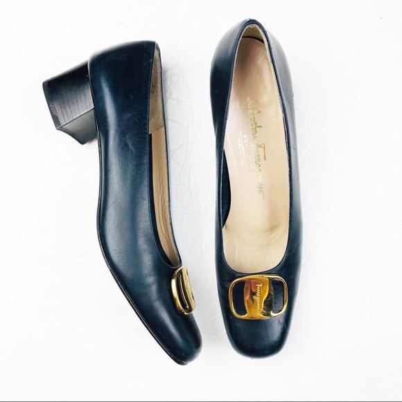 ferragamo navy pumps